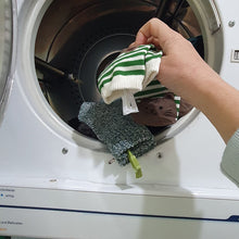 Load image into Gallery viewer, Sockclips keep socks together in the dryer machine 3 pairs of stripped socks in the dryer machine
